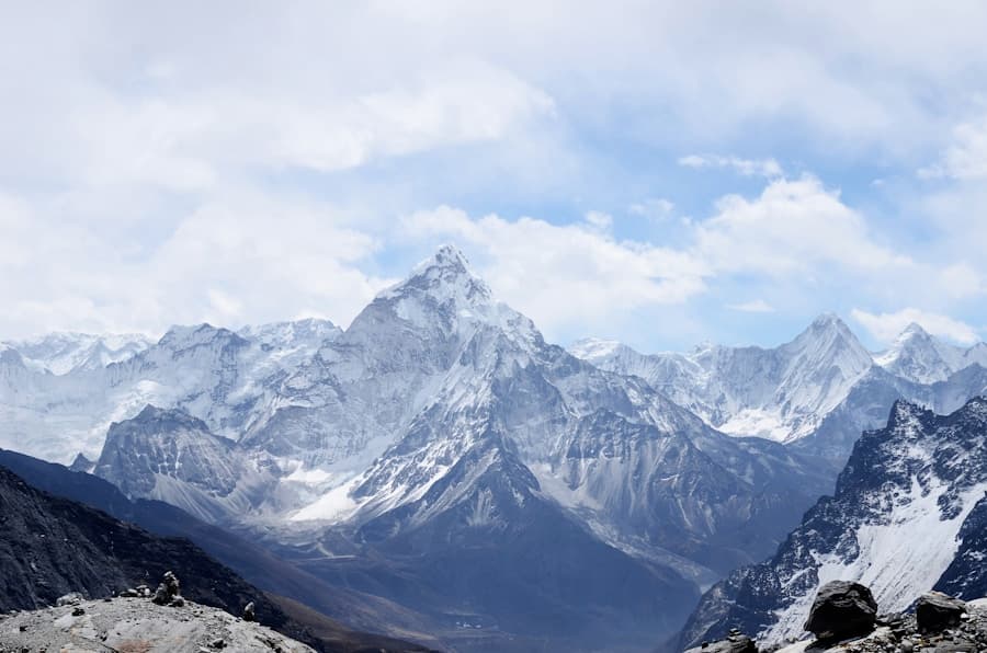 Nevado nublado al fondo de la cordillera
